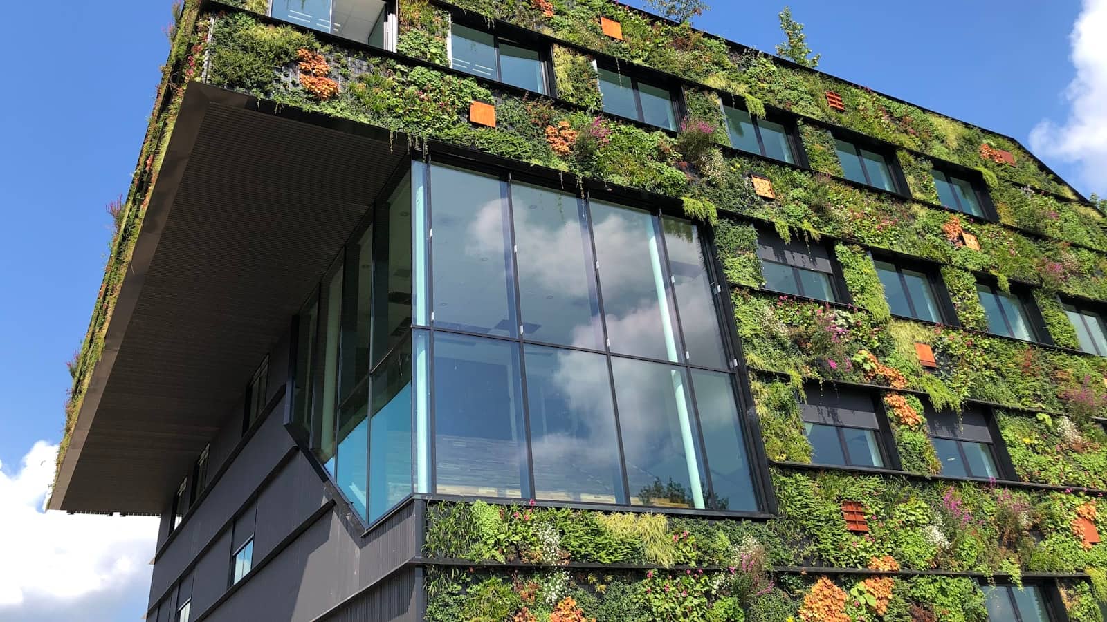 Modern gebouw met groene gevelbeplanting in Almere