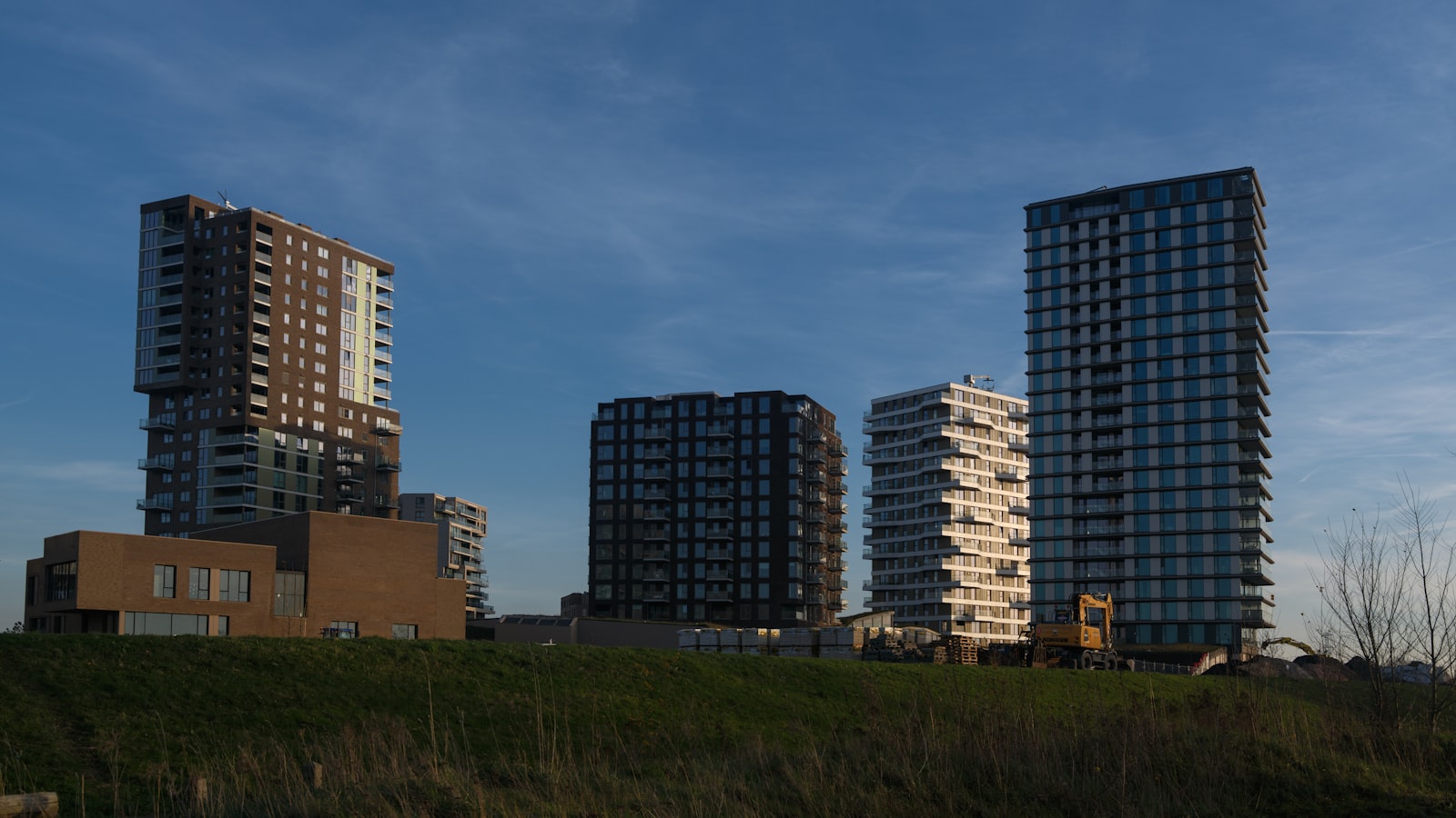 Woontorens en kantoren in Almere tegen een blauwe lucht