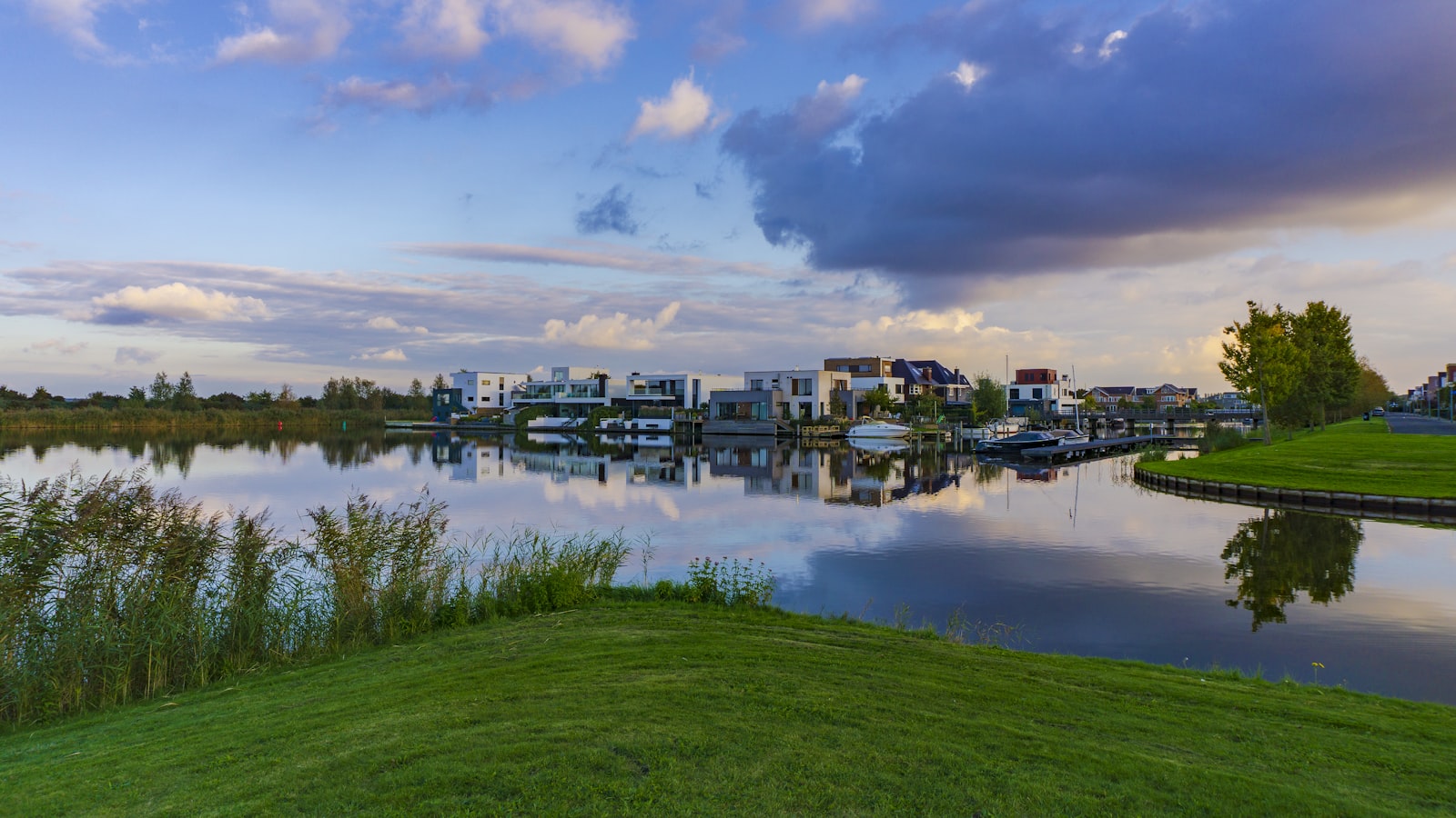 Woningen en bootjes aan het water in Almere