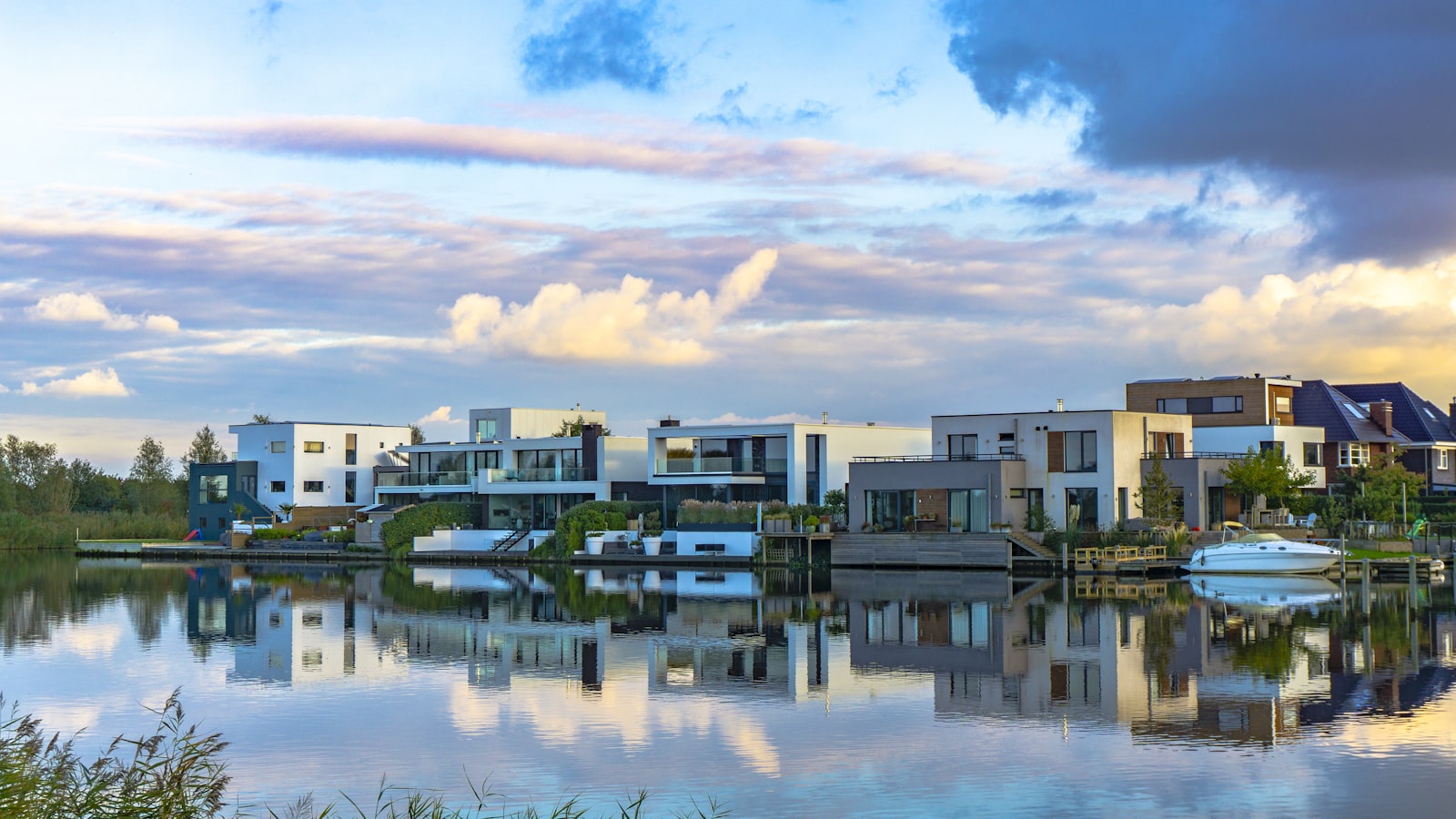 Moderne zelfbouwwoningen aan het water in Almere