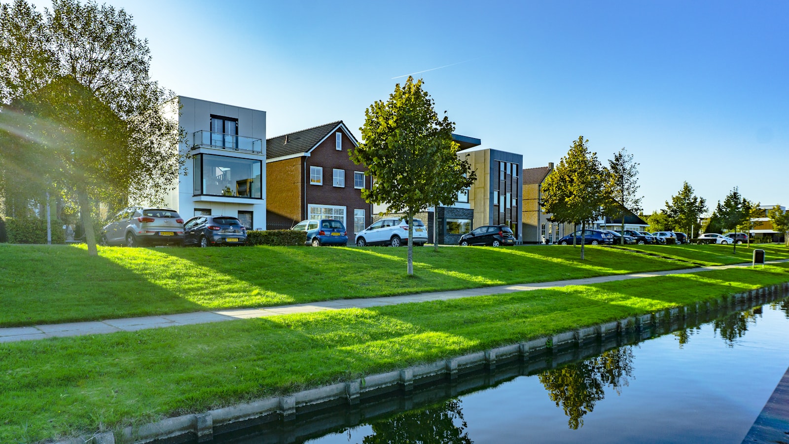 Zonnige woonwijk aan het water in Almere