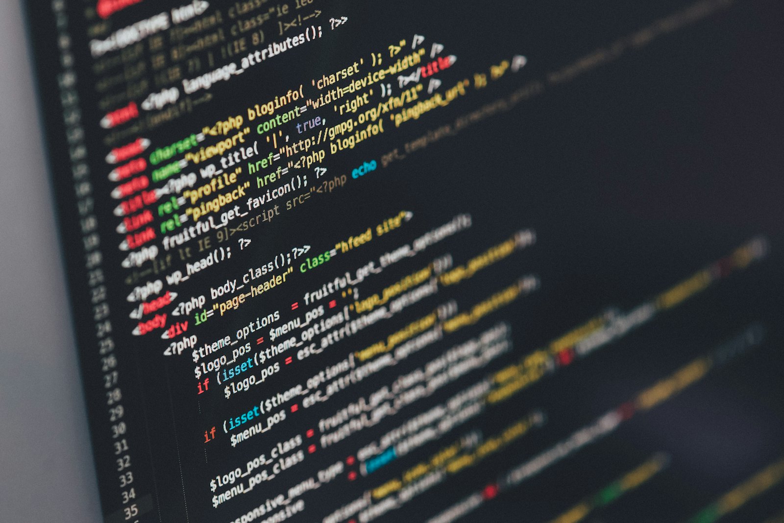 Scherm met code in een editor tijdens webontwikkeling