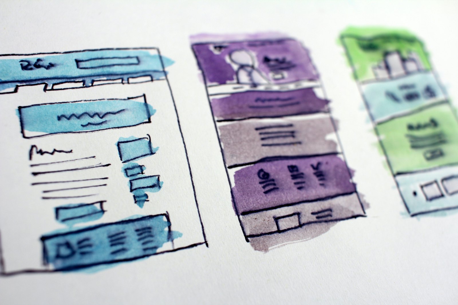 Handgetekende wireframe-schetsen van een nieuw website-ontwerp