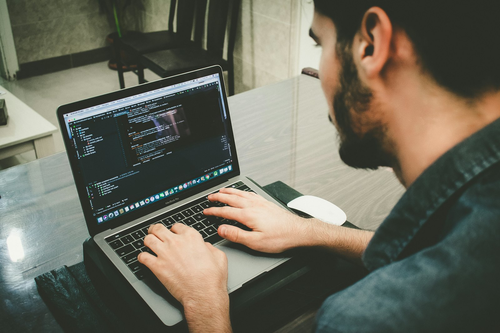 Ontwikkelaar werkt aan onderhoud van een website op een laptop