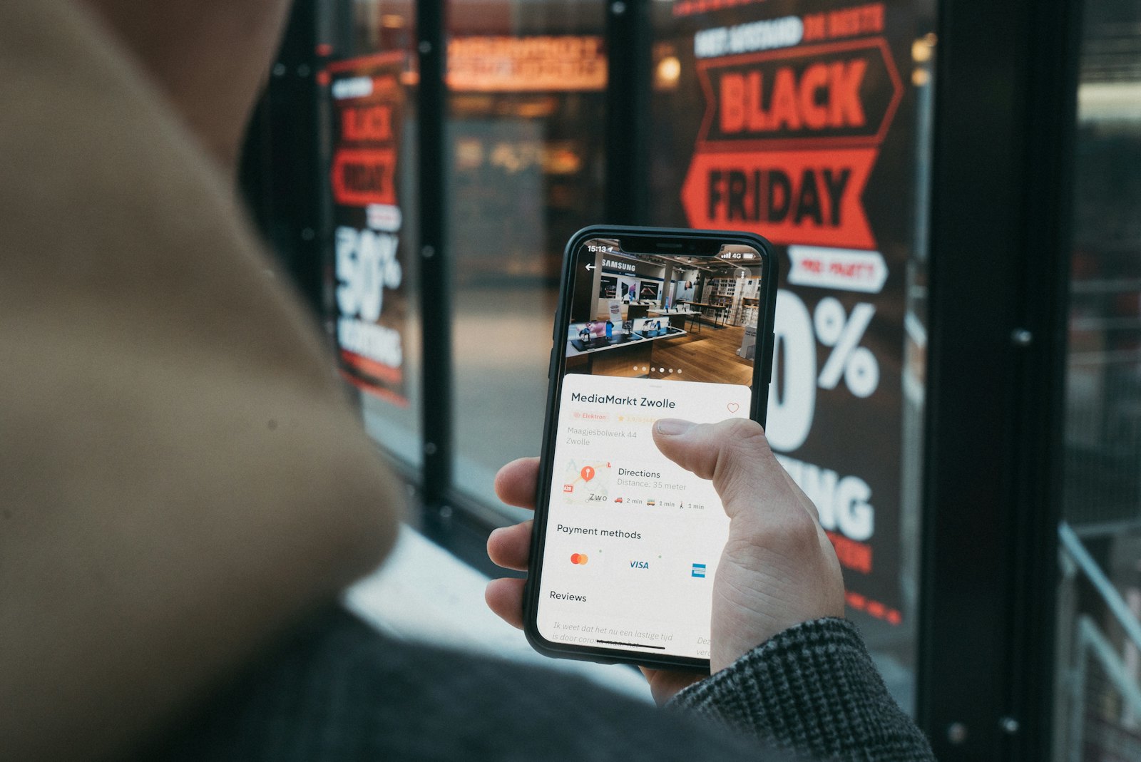 Online winkelen op een smartphone met betaalmethoden zichtbaar in de mobiele checkout