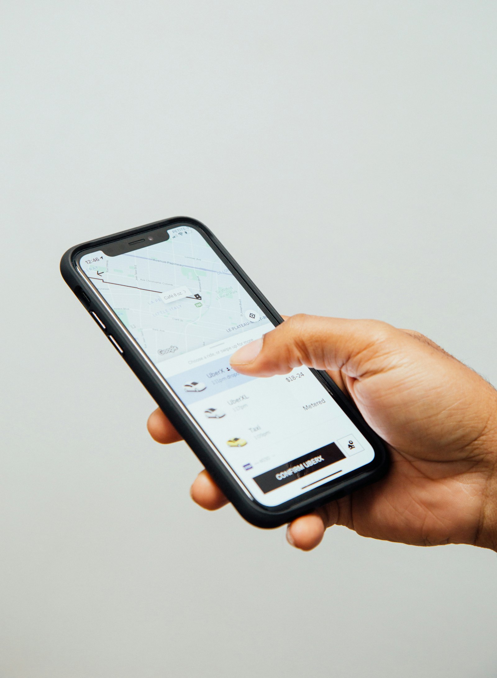 Een hand houdt een smartphone vast met een website die zich netjes aan het mobiele scherm aanpast