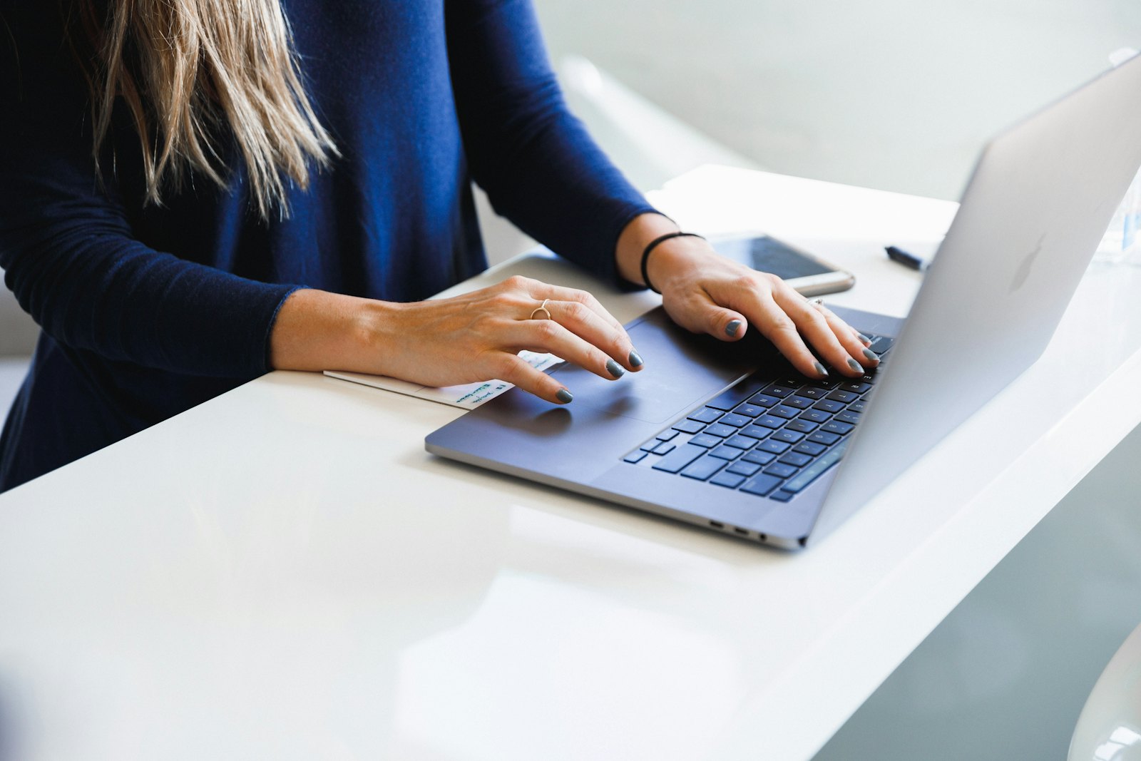 Ondernemer plant het budget voor een nieuwe website achter een laptop