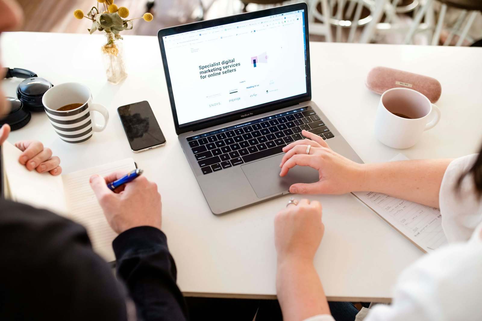 Ondernemers beoordelen kritisch hun huidige website op een laptop