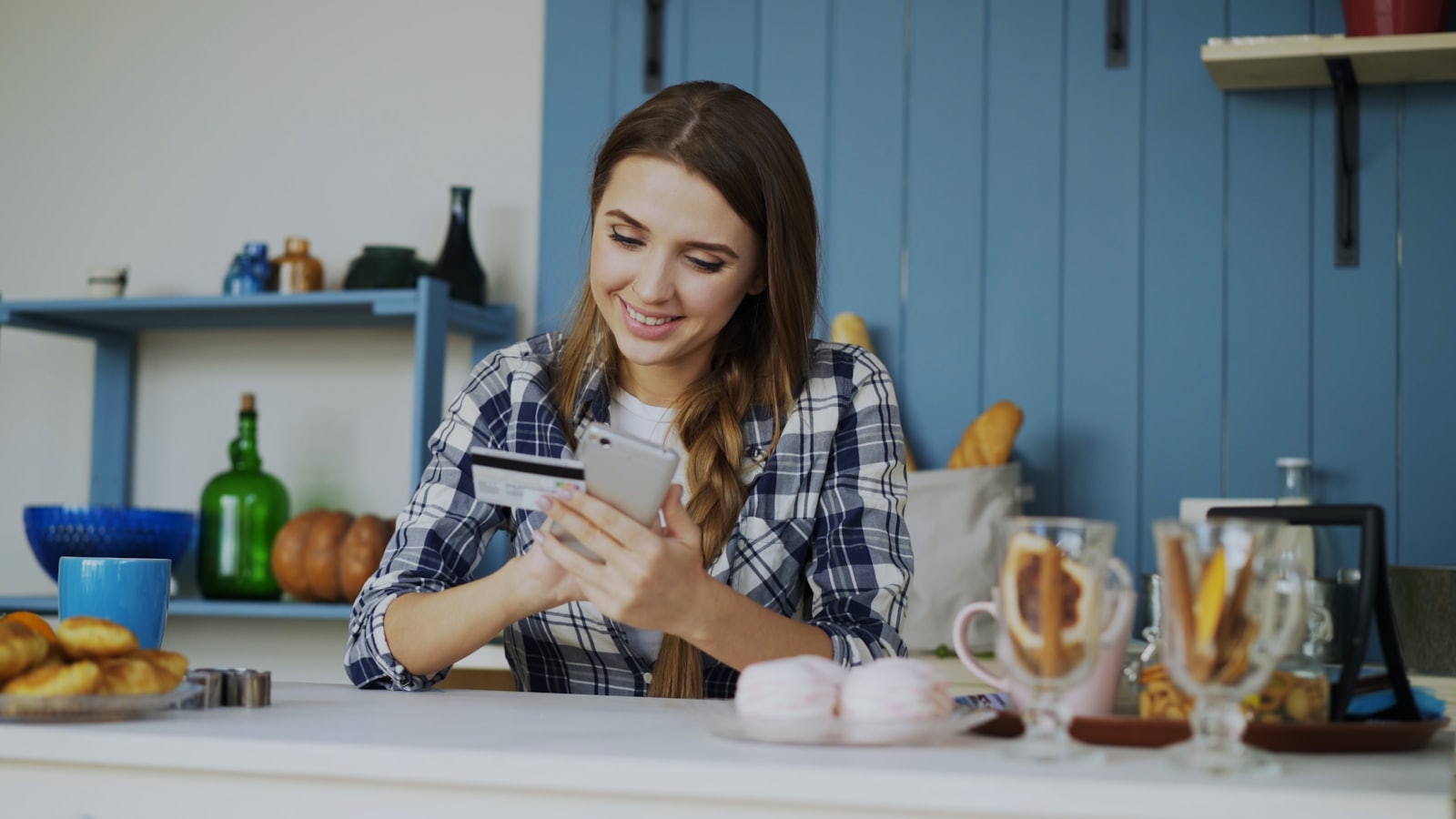 Vrouw die op haar mobiel in een webshop afrekent met iDEAL (Wero)