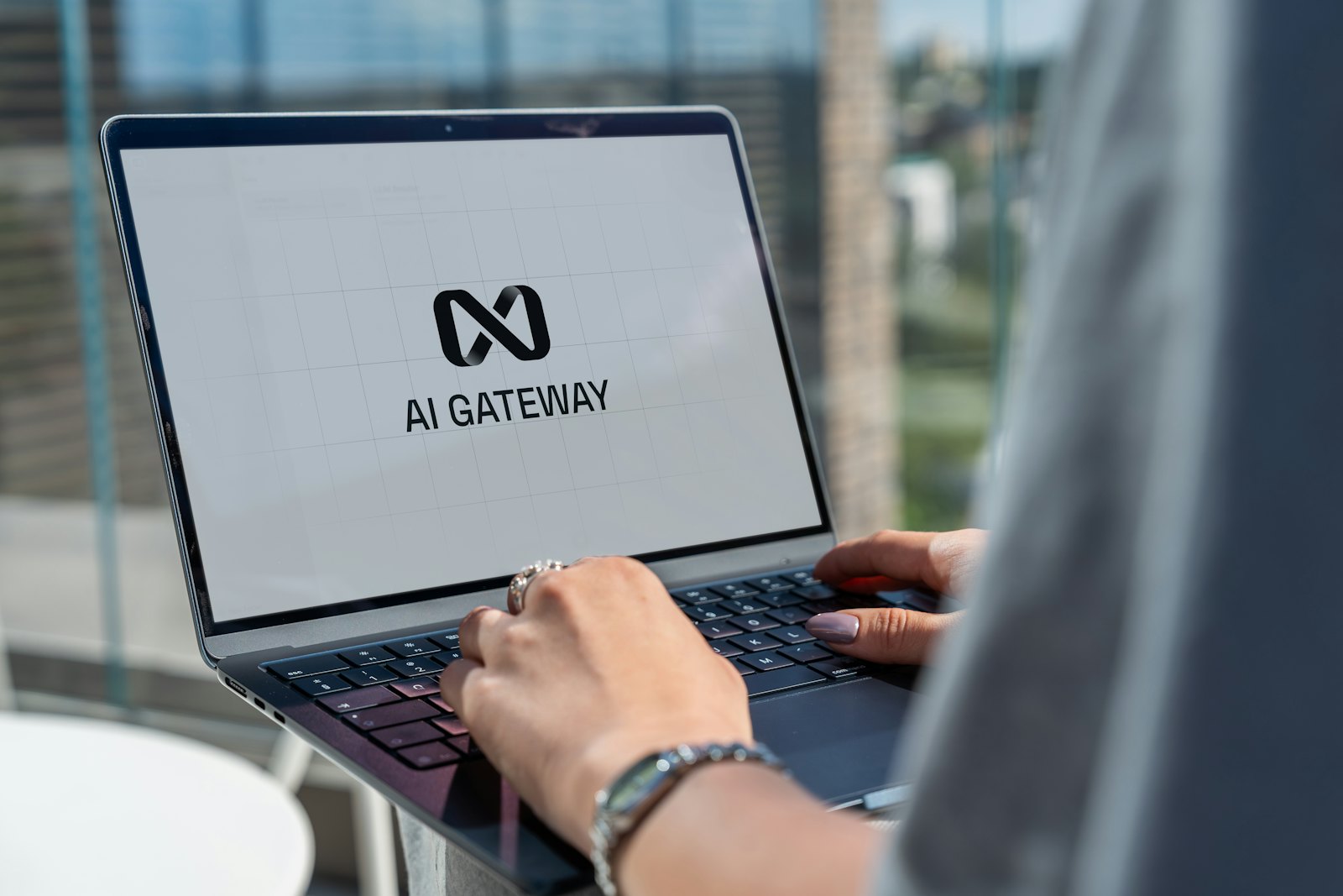 Iemand werkt op een laptop met een AI-interface op het scherm