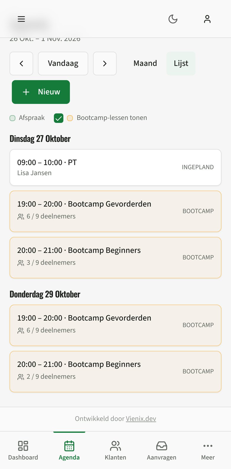 De adminomgeving op een telefoon: de agenda met de lessen en hoeveel deelnemers er zijn ingeschreven